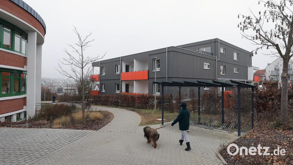 Direkt neben dem Kümmersbrucker Rathaus (links) entsteht ein ganz neues kleines Viertel, speziell für ältere Bewohner. Bild: Wolfgang Steinbacher