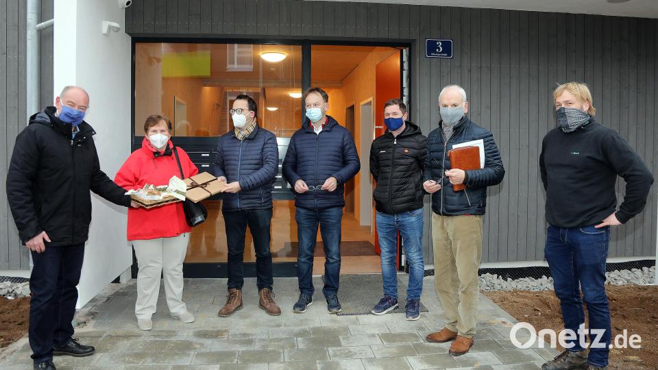 Angelina Schnellinger (Zweite von links) wird als erste Bewohnerin offiziell begrüßt (von links): Bürgermeister Roland Strehl, Florian Mirbeth (Herbstwiesen), Hauptverwaltungsleiter Wolfgang Roggenhofer, Bauleiter Tobias Birner, Herbert Mirbeth und Christopher Hirsch (Jura Grün). Bild: Wolfgang Steinbacher