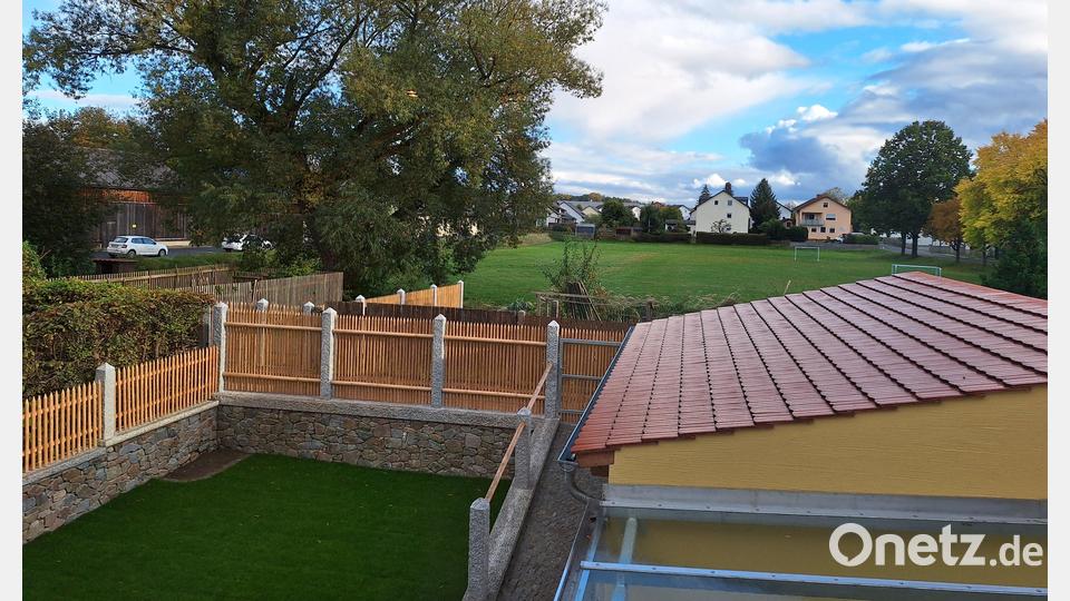 Es war auch dieser Ausblick, der den Unternehmer aus Pfreimd dazu bewogen hat, das Haus in der Brauhausgasse zu sanieren. Bild: bl