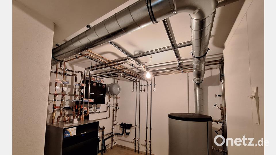 Ein Technikraum beinhaltet die Wärmepumpe, mit der der Altbau beheizt wird. Bild: bl