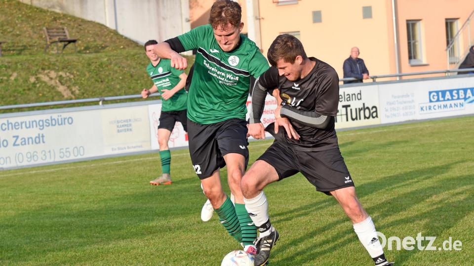 Der SV Mitterteich II (links Nicolai Wagner) gewann am vergangenen Sonntag beim FC Tirschenreuth (rechts Julian Zant) mit 5:2. Am 16. Spieltag empfängt die Landesliga-Reserve den ASV Wunsiedel. Bild: Gebert