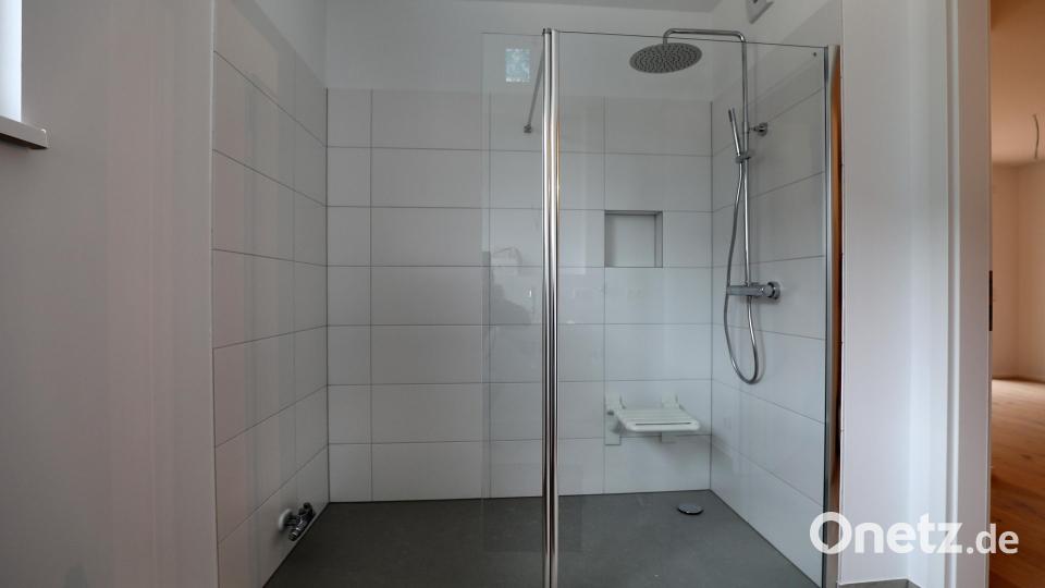 Blick ins Badezimmer - seniorengerecht, wie das ganze Haus. Bild: Wolfgang Steinbacher