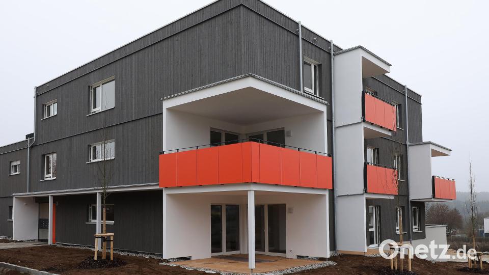 Der erste Komplex im neuen Kümmersbrucker Senioren-Wohnpark ist fertig. Die erste künftige Bewohnerin wurde am Dienstag ganz offiziell begrüßt. Sie zieht gerade ein. Bild: Wolfgang Steinbacher