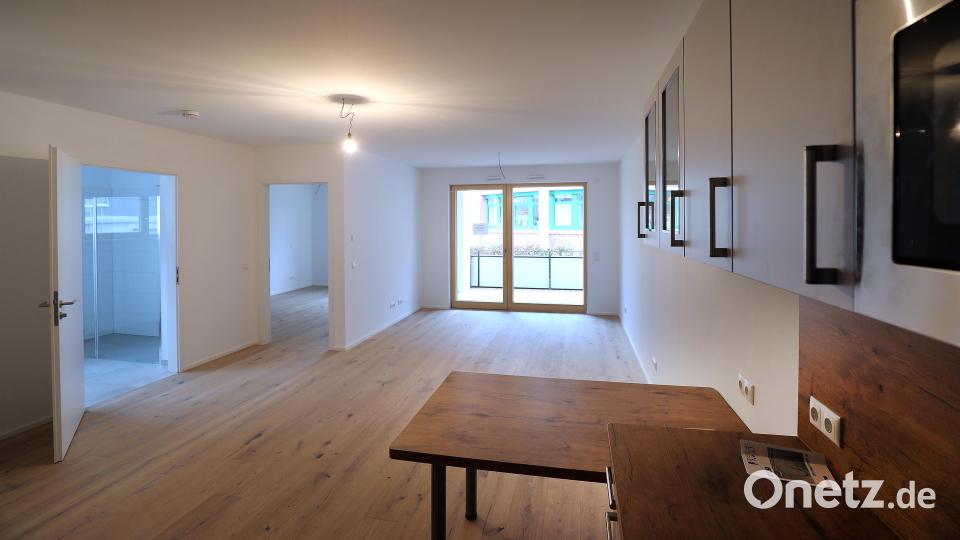 Angelina Schnellinger öffnet die Tür zu ihrer noch fast leeren neuen Wohnung. Die Küche ist schon eingebaut. Bild: Wolfgang Steinbacher