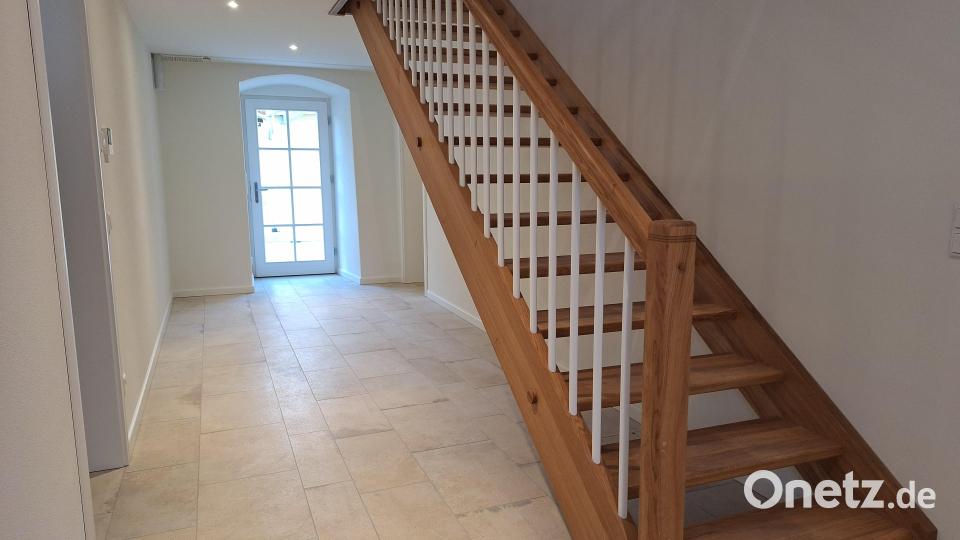 Die einzügige Treppe aus Eichenholz ersetzt eine "Hühnerleiter" in den ersten Stock. Das Material stammt von einem Baum, der nur ein paar hundert Meter weiter gewachsen ist. Bild: bl