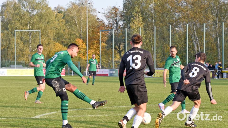 Der SV Mitterteich II gewann am vergangenen Sonntag beim FC Tirschenreuth mit 5:2. Hier schießt Daniel Lauterbach (links) zum 5:2-Endstand ein. Am 16. Spieltag empfängt die Landesliga-Reserve den ASV Wunsiedel. Bild: Gebert