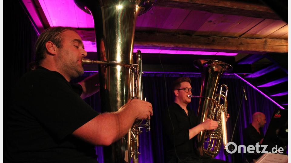 Mit einem virtuosen Konzert begeisterte der Ausnahmemusiker Andreas Martin Hofmeir (links), Gründungsmitglied der Kultband &quot;LaBrassBanda&quot;, mit seinem Tuba-Quartett &quot;European Tuba Power&quot; das Publikum in der ausverkauften Tenne des Schafferhofs. Bild: prh