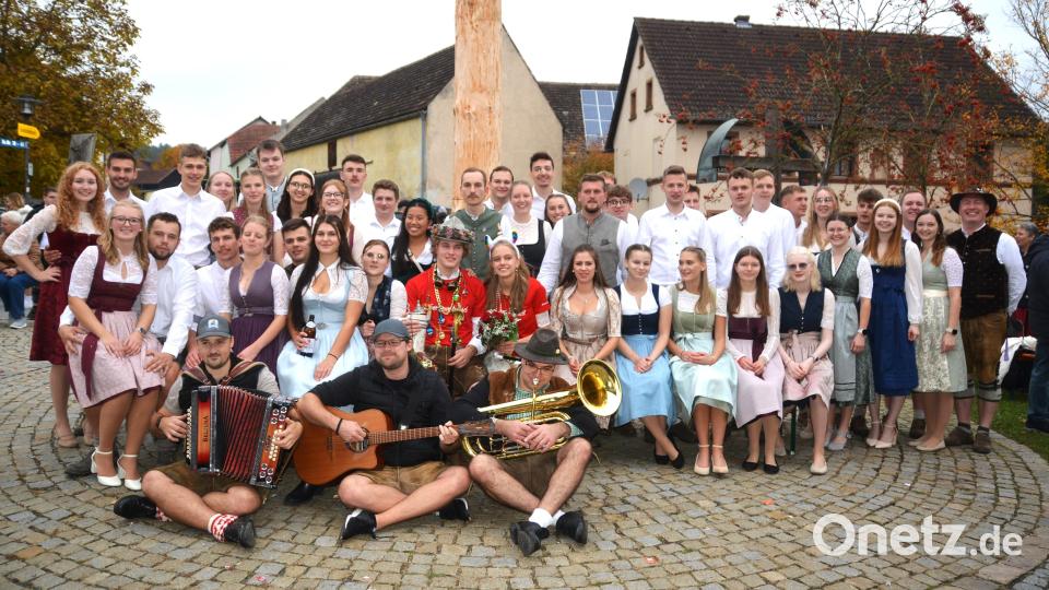Die Ehenfelder Kirwapaare zusammen mit den Musikern der Allerscheynsten, Tanzlehrer Stefan Ott (stehend rechts) und dem neuen Oberkirwapaar Franziska Müller und Fabian Allwang (vordere Reihe, Mitte). Bild: fdl