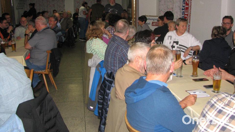 Bis auf den letzten Platz besetzt ist der Saal beim ersten Informationsabend der Bürgerinitiative. Bild: knh