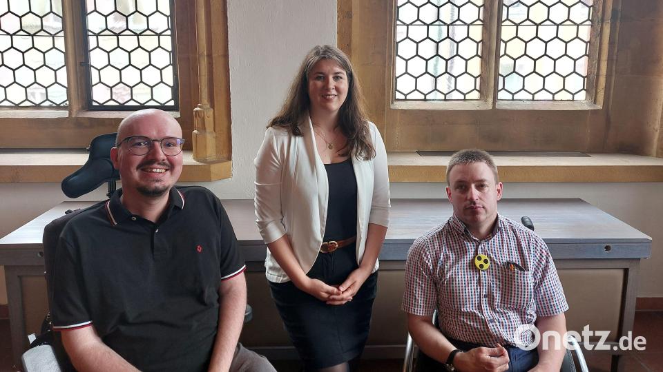 Sebastian Müller (rechts) und Matthias Schießl (links) haben Mitarbeitende der Stadt Amberg in der Übersetzung von Texten in Leichte Sprache geschult. Organisiert hat dies die städtische Gleichstellungsbeauftragte Nadine Gräml (Mitte). Bild: Dagmar Dehnert/Stadt Amberg/exb