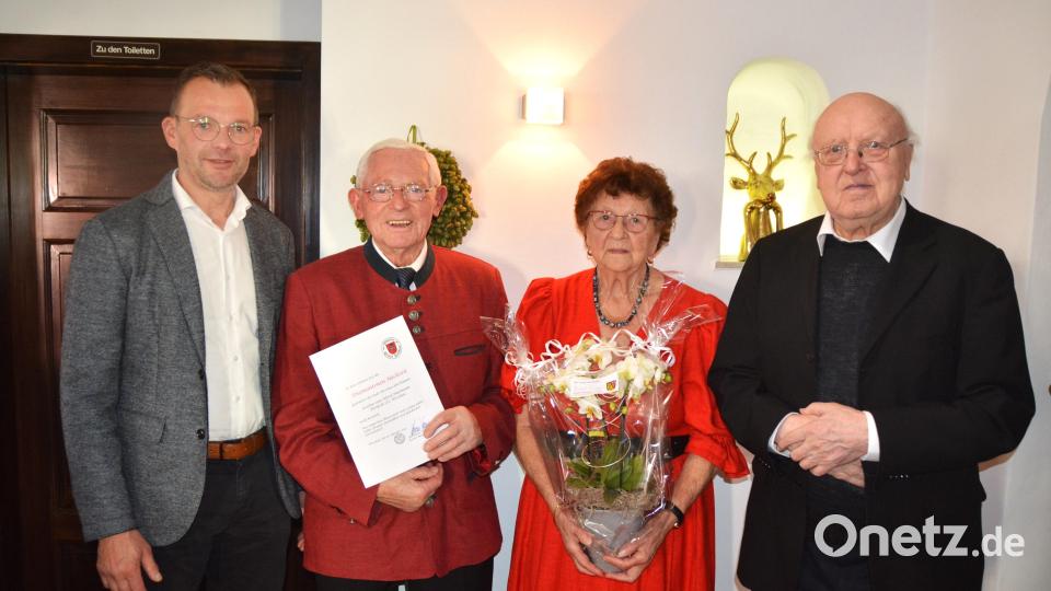 Fine und Alfred Hausmann (Dritte und Zweiter von links) blicken bei einem festlichen Mittagessen zusammen mit Ruhestandspfarrer Konrad Kummer (rechts) und Drittem Bürgermeister Hermann Gebhard auf ihre 60 gemeinsamen Jahre zurück. Bild: fdl