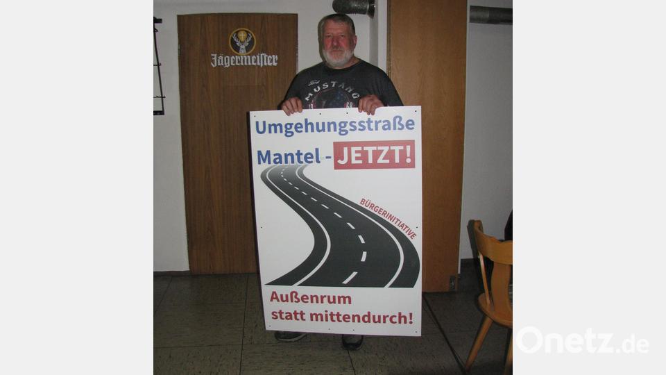 Mit Plakattafeln „Außenrum statt mittendurch“ macht der Arbeitskreis der BI auf sein Anliegen aufmerksam. Bild: knh
