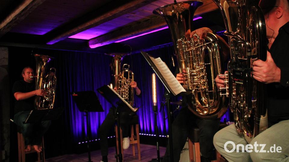 Mit einem virtuosen Konzert begeisterte der Ausnahmemusiker Andreas Martin Hofmeir (links), Gründungsmitglied der Kultband &quot;LaBrassBanda&quot;, mit seinem Tuba-Quartett &quot;European Tuba Power&quot; das Publikum in der ausverkauften Tenne des Schafferhofs. Bild: prh