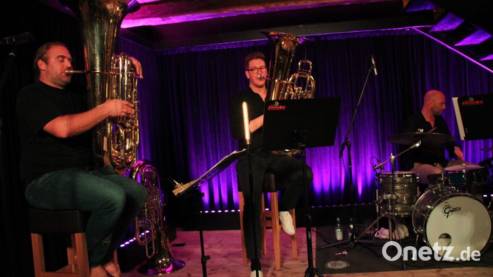 Mit einem virtuosen Konzert begeisterte der Ausnahmemusiker Andreas Martin Hofmeir (links), Gründungsmitglied der Kultband &quot;LaBrassBanda&quot;, mit seinem Tuba-Quartett &quot;European Tuba Power&quot; das Publikum in der ausverkauften Tenne des Schafferhofs. Bild: prh