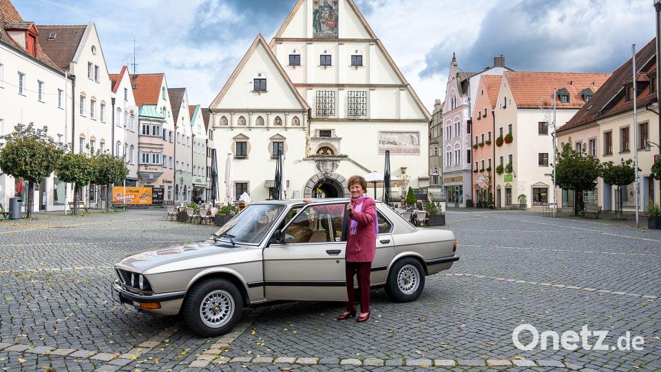 Karin Brinke (87) aus Weiden posiert in der Altstadt mit ihrem 3er BMW für den Seniorenkalender. Bild: Peter Klein
