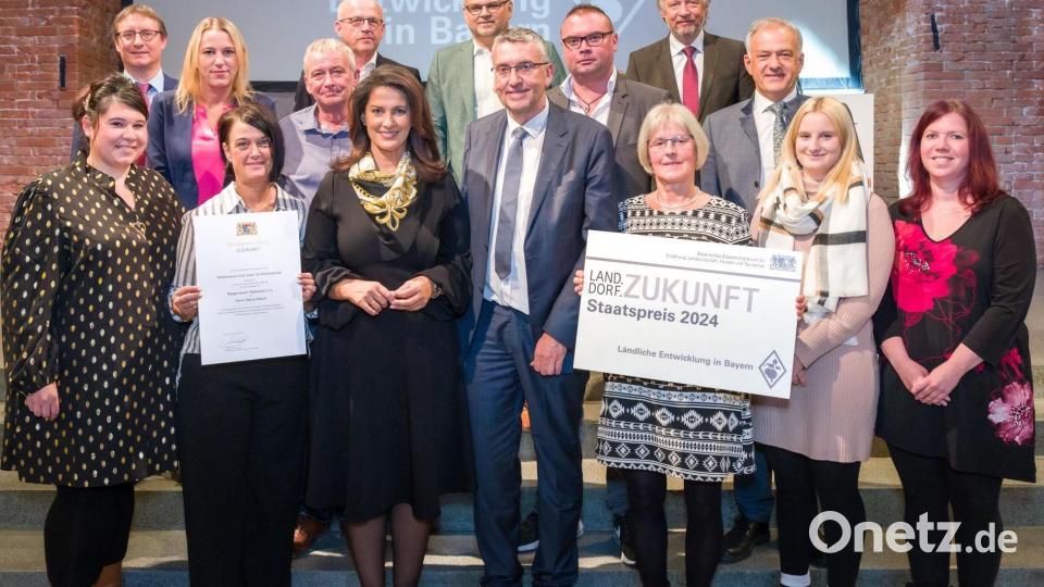 Eine große Delegation war mit nach München gefahren, um den Staatspreis aus Händen von Michaela Kaniber (Reihe vorne, Dritte von links) entgegenzunehmen. Angeführt wurde sie von Bürgermeister Franz Schöner (vorne, Mitte). Bild: Fotos: Hauke Seyfarth/StMELF/esb