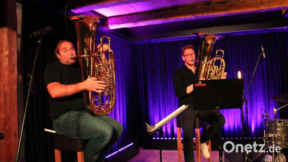 Mit einem virtuosen Konzert begeisterte der Ausnahmemusiker Andreas Martin Hofmeir (links), Gründungsmitglied der Kultband &quot;LaBrassBanda&quot;, mit seinem Tuba-Quartett &quot;European Tuba Power&quot; das Publikum in der ausverkauften Tenne des Schafferhofs. Bild: prh