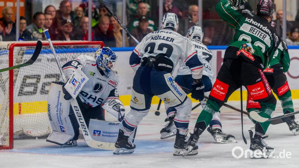 Szenen aus dem DEL-2-Spiel der Starbulls Rosenheim und der Blue Devils Weiden (weiße Trikots) am Freitag, 25. Oktober 2024. Die Oberbayern gewannen mit 5:4 nach Penaltyschießen. Bild: Peter Lion