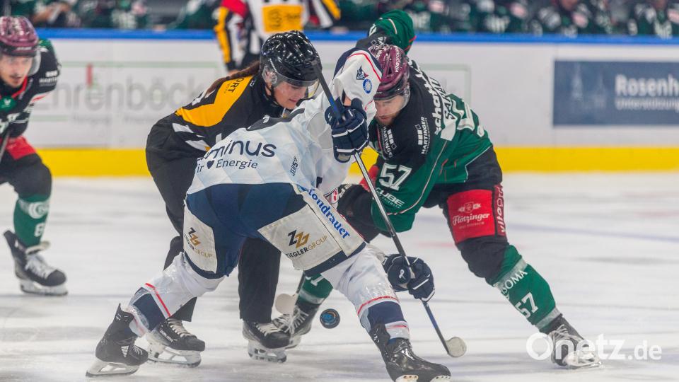 Szenen aus dem DEL-2-Spiel der Starbulls Rosenheim und der Blue Devils Weiden (weiße Trikots) am Freitag, 25. Oktober 2024. Die Oberbayern gewannen mit 5:4 nach Penaltyschießen. Bild: Peter Lion