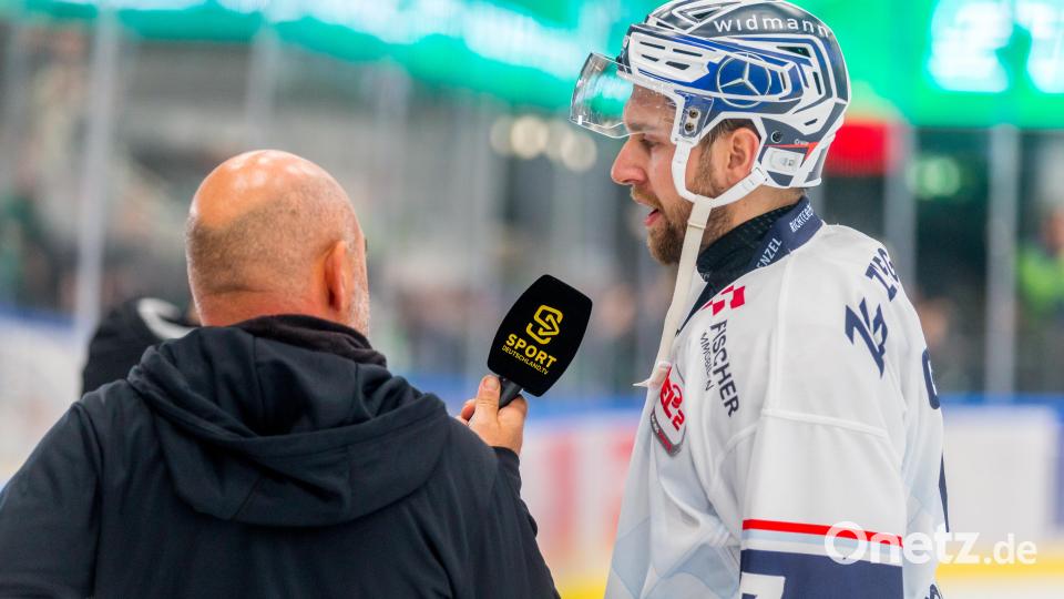 Szenen aus dem DEL-2-Spiel der Starbulls Rosenheim und der Blue Devils Weiden (weiße Trikots) am Freitag, 25. Oktober 2024. Die Oberbayern gewannen mit 5:4 nach Penaltyschießen. Bild: Peter Lion
