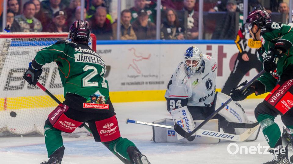 Szenen aus dem DEL-2-Spiel der Starbulls Rosenheim und der Blue Devils Weiden (weiße Trikots) am Freitag, 25. Oktober 2024. Die Oberbayern gewannen mit 5:4 nach Penaltyschießen. Bild: Peter Lion