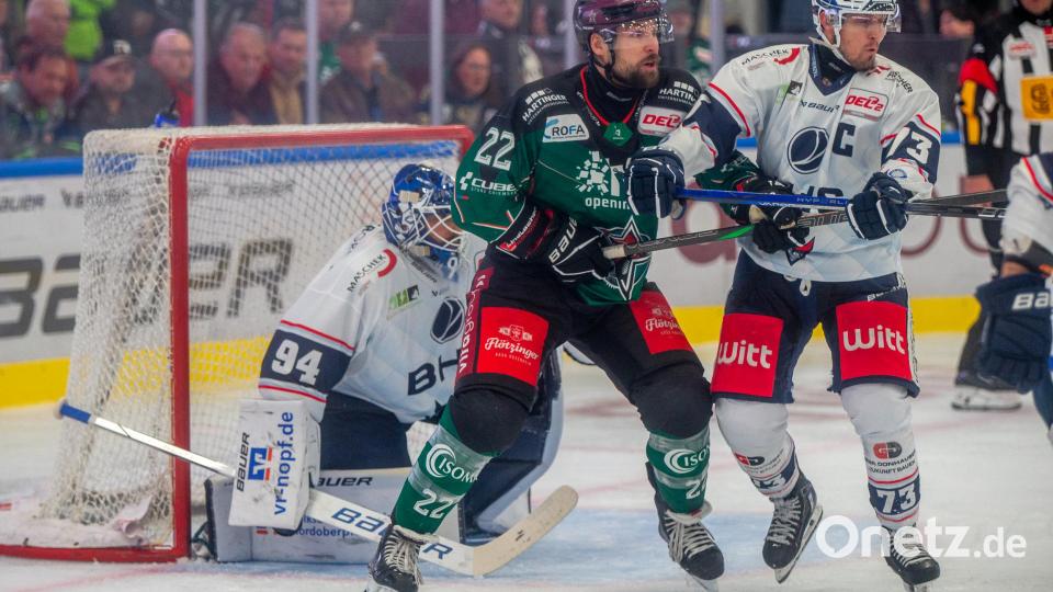 Szenen aus dem DEL-2-Spiel der Starbulls Rosenheim und der Blue Devils Weiden (weiße Trikots) am Freitag, 25. Oktober 2024. Die Oberbayern gewannen mit 5:4 nach Penaltyschießen. Bild: Peter Lion