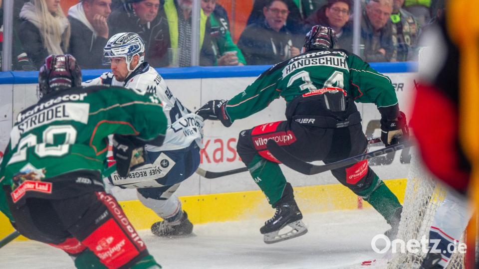 Szenen aus dem DEL-2-Spiel der Starbulls Rosenheim und der Blue Devils Weiden (weiße Trikots) am Freitag, 25. Oktober 2024. Die Oberbayern gewannen mit 5:4 nach Penaltyschießen. Bild: Peter Lion