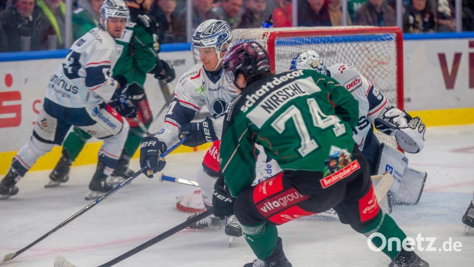 Szenen aus dem DEL-2-Spiel der Starbulls Rosenheim und der Blue Devils Weiden (weiße Trikots) am Freitag, 25. Oktober 2024. Die Oberbayern gewannen mit 5:4 nach Penaltyschießen. Bild: Peter Lion