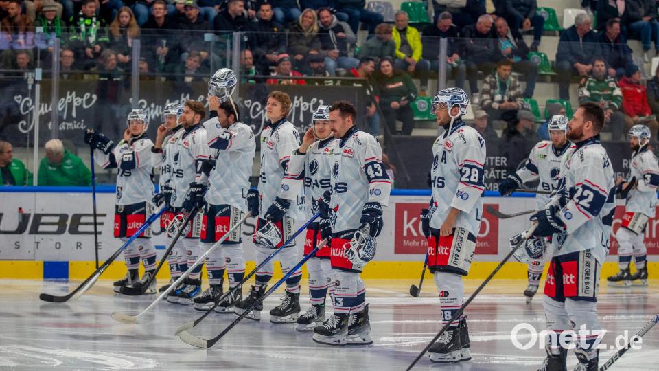 Szenen aus dem DEL-2-Spiel der Starbulls Rosenheim und der Blue Devils Weiden (weiße Trikots) am Freitag, 25. Oktober 2024. Die Oberbayern gewannen mit 5:4 nach Penaltyschießen. Bild: Peter Lion