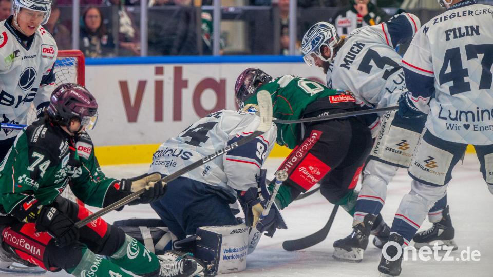 Szenen aus dem DEL-2-Spiel der Starbulls Rosenheim und der Blue Devils Weiden (weiße Trikots) am Freitag, 25. Oktober 2024. Die Oberbayern gewannen mit 5:4 nach Penaltyschießen. Bild: Peter Lion