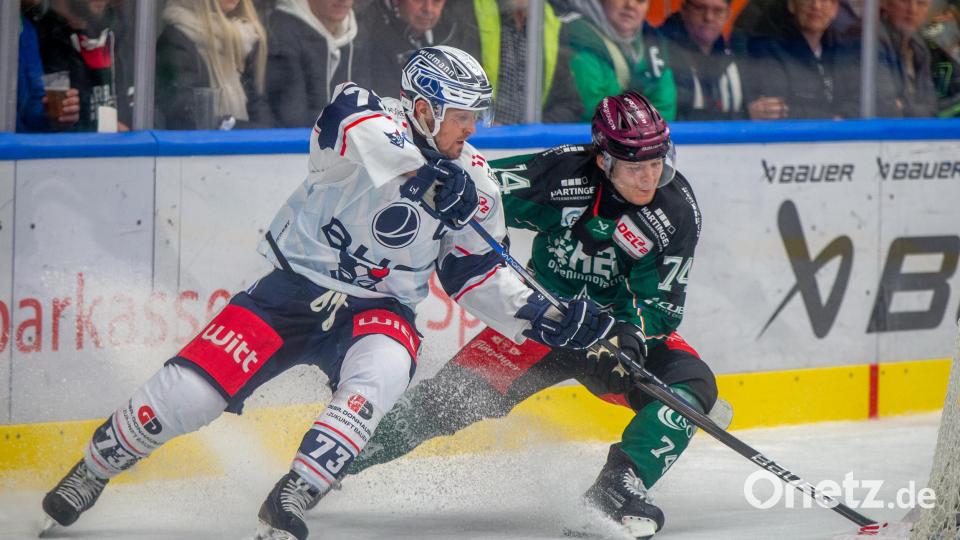 Szenen aus dem DEL-2-Spiel der Starbulls Rosenheim und der Blue Devils Weiden (weiße Trikots) am Freitag, 25. Oktober 2024. Die Oberbayern gewannen mit 5:4 nach Penaltyschießen. Bild: Peter Lion