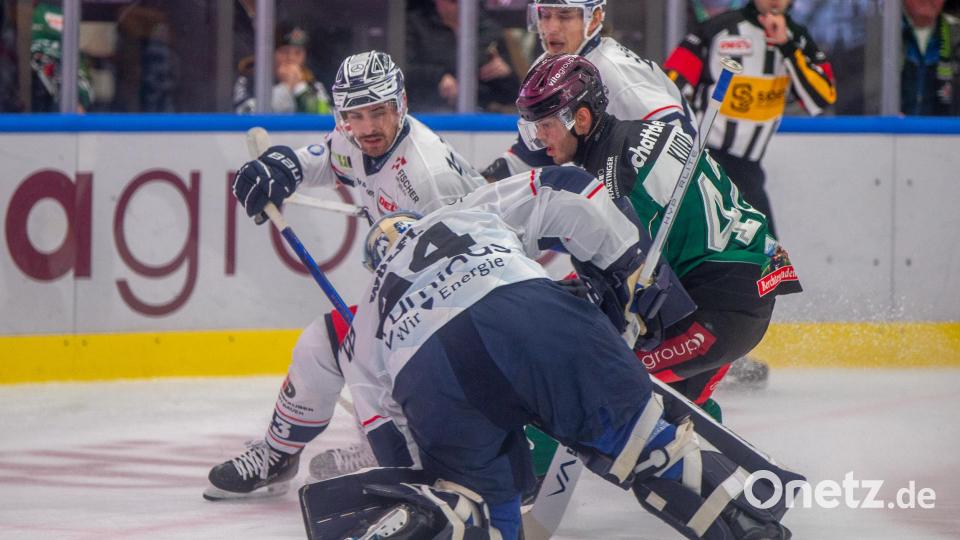Szenen aus dem DEL-2-Spiel der Starbulls Rosenheim und der Blue Devils Weiden (weiße Trikots) am Freitag, 25. Oktober 2024. Die Oberbayern gewannen mit 5:4 nach Penaltyschießen. Bild: Peter Lion
