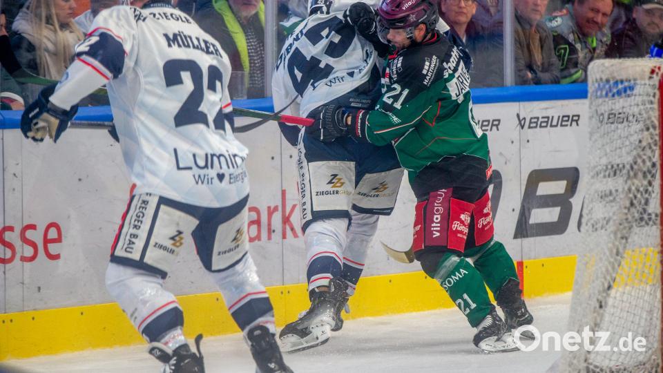 Szenen aus dem DEL-2-Spiel der Starbulls Rosenheim und der Blue Devils Weiden (weiße Trikots) am Freitag, 25. Oktober 2024. Die Oberbayern gewannen mit 5:4 nach Penaltyschießen. Bild: Peter Lion