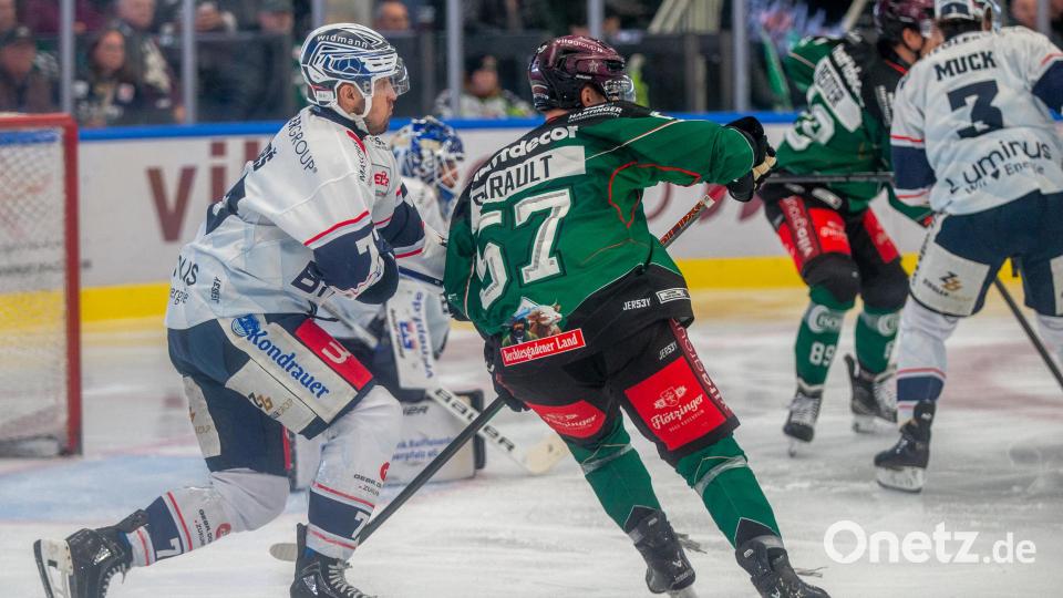 Szenen aus dem DEL-2-Spiel der Starbulls Rosenheim und der Blue Devils Weiden (weiße Trikots) am Freitag, 25. Oktober 2024. Die Oberbayern gewannen mit 5:4 nach Penaltyschießen. Bild: Peter Lion