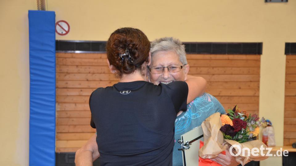 Elisabeth Dehling leitet seit mehr als 40 Jahren das Kinderturnen in Edelsfeld und wurde von Inge Behringer, die seit 20 Jahren mit ihr das Kinderturnen gemeinsam betreut, mit einer kleinen Feier überrascht. Bild: aja
