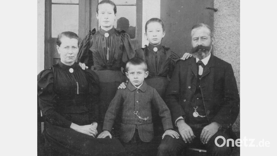 Alois Pappenberger (rechts) war von Beruf Krämer. Das Foto zeigt den Fuchsmühler mit seiner Ehefrau und den Kindern. Bild: Archiv Heimatkundlicher Arbeitskreis Fuchsmühl/exb