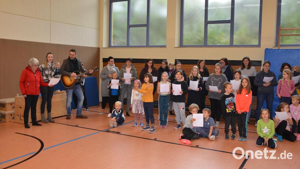 Gemeinsam mit Uli Radl und Vroni Leißner haben die Kinder das Lied &quot;40 Jahre die Liesl&quot; einstudiert. Bild: aja