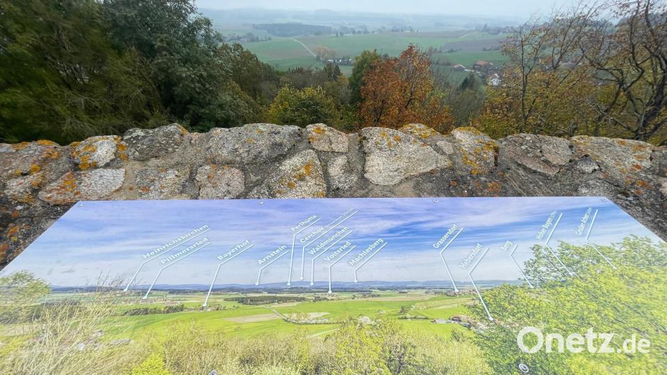 Auf dem Burgturm Thanstein wurde je Himmelsrichtung eine Panoramatafel aufgestellt, welche die umliegende Landschaft und die Orte abbildet. Bild: Tanja Weinberger/exb