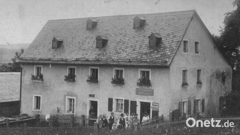 Das Wohnhaus mit Geschäft des Krämers Alois Pappenberger steht, wenn auch verändert, noch heute. Bild: Archiv Heimatkundlicher Arbeitskreis Fuchsmühl/exb