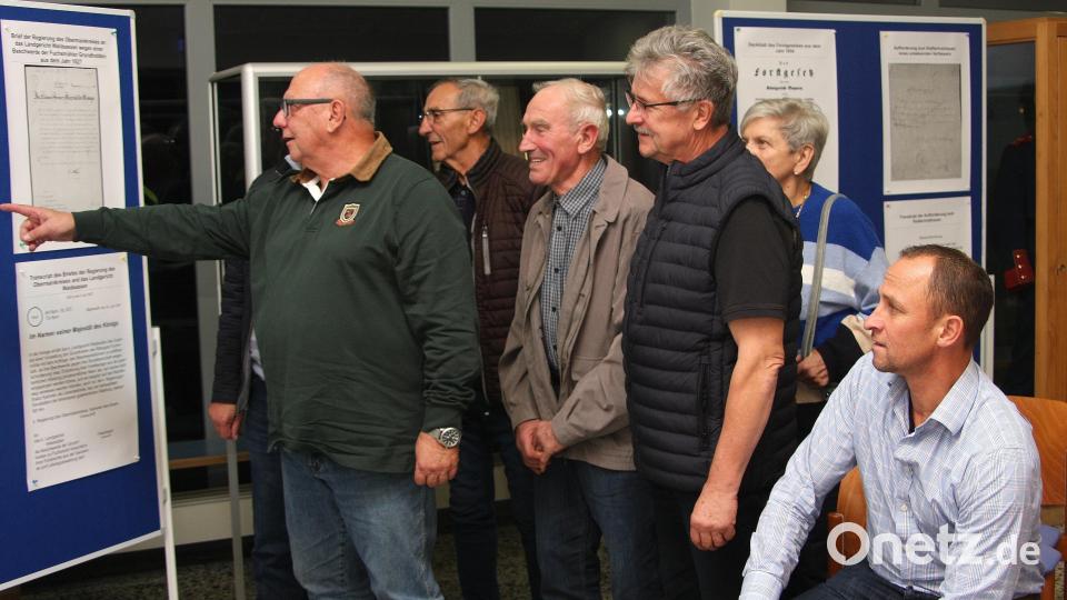Zu den ersten Besuchern der Ausstellung im Gedenkjahr „130 Jahre Holzschlacht in Fuchsmühl“ gehörte auch Richard Vogl (Dritter von links). Dessen Ahnen standen bei der Holzschlacht mitten im Geschehen. Bild: wro