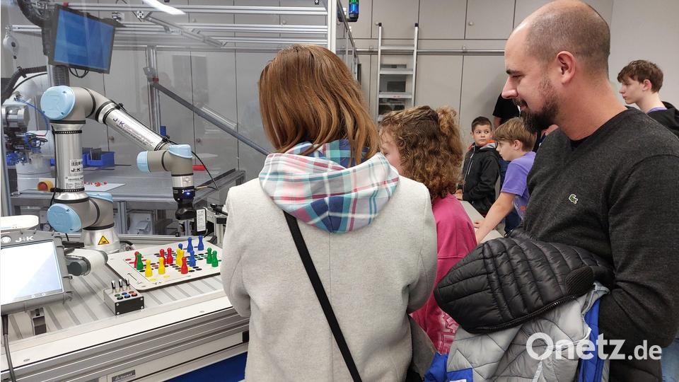 Ein Roboter, der &quot;Mensch ärgere Dich nicht!&quot; spielen kann. Bild: Kunz