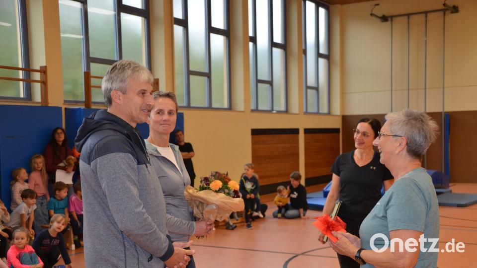 Manfred Pirner (Vorsitzender FC Edelsfeld) bedankte sich bei Elisabeth Dehling (rechts) für das Engagement und überreichte ihr zusammen mit stellvertretender Schriftführerin Elke Wopperer Blumen und ein kleines Geschenk. Von Inge Behringer wurde ihr ein Fotoalbum übergeben. Bild: aja