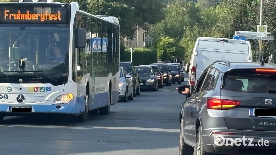 Verkehr pur - ein Bild von der Goethestraße. Die Umweltschutzinitiative mahnte bei Bürgermeister Stefan Frank an, diese Problematik bald anzupacken. Archivbild: ge