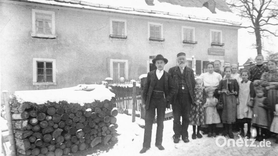 Familie Pappenberger vor dem Wohnhaus in der heutigen Marienstraße/Ecke Waldstraße. Bild: Archiv Heimatkundlicher Arbeitskreis Fuchsmühl/exb