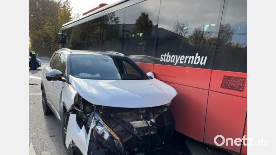 Der Linienbus blieb fahrtüchtig, die Autos mussten abgeschleppt werden. Bild: Polizei Sulzbach-Rosenberg