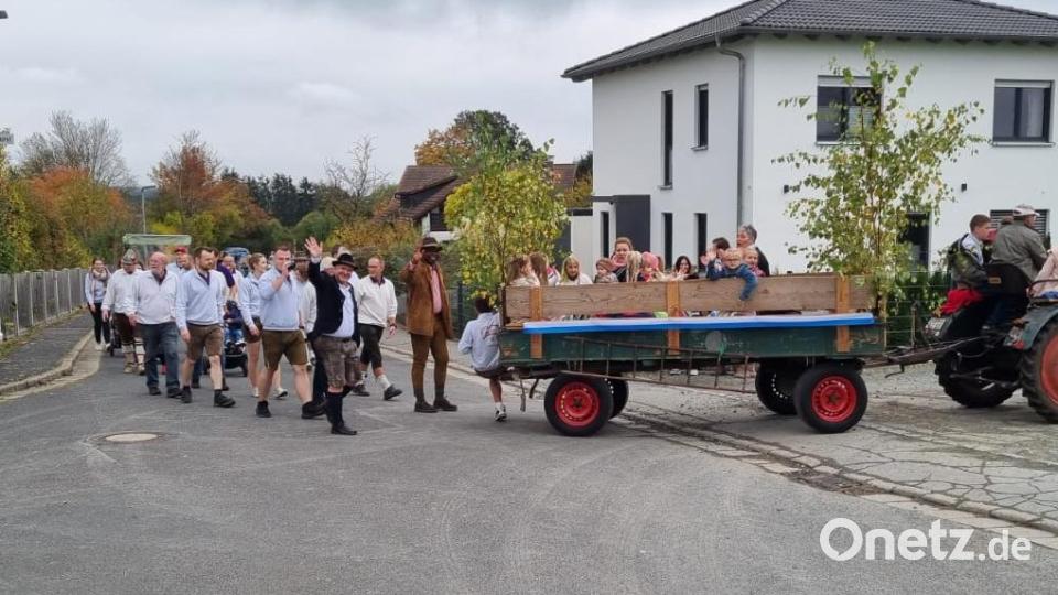 Angeführt vom Kirwanachwuchs, Diakon und Bürgermeister beigt der Festzug auf die Zielgerade ein. Bild: nag