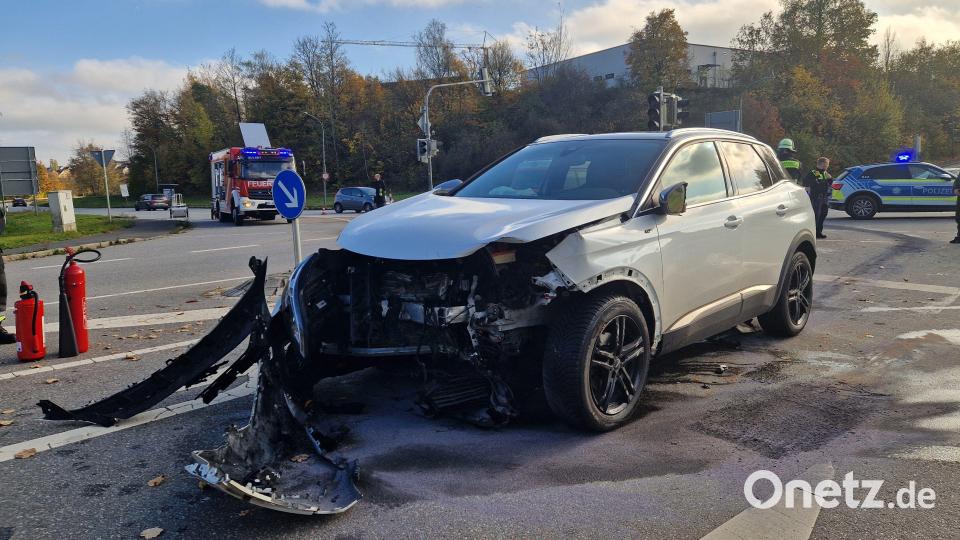Der Peugeot einer 64-Jährigen aus Kümmersbruck wurde im Bereich der Front und des linken vorderen Kotflügels vom Opel erfasst und in die Neumarkter Straße geschoben, wo gerade ein Linienbus an der Kreuzung stand. Bild: Tobias Gräf