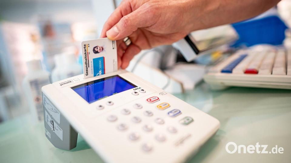 Die Gesundheitskarte ist der Türöffner zur elektronischen Patientenakte. Wird sie ins Lesegerät gesteckt, bekommt die Praxis Einblick in Befunde, Arztbriefe und andere Gesundheitsdokumente des Patienten. Symbolbild: Fabian Sommer/dpa/dpa-tmn