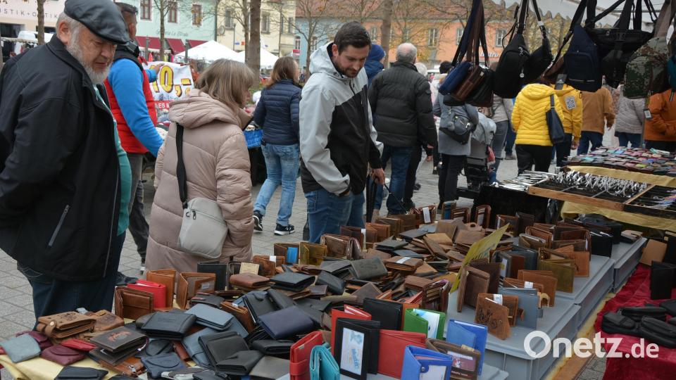 Zum Angebot beim Kirchweihmarkt waren auch Artikel aus Leder gefragt. Bild: jr