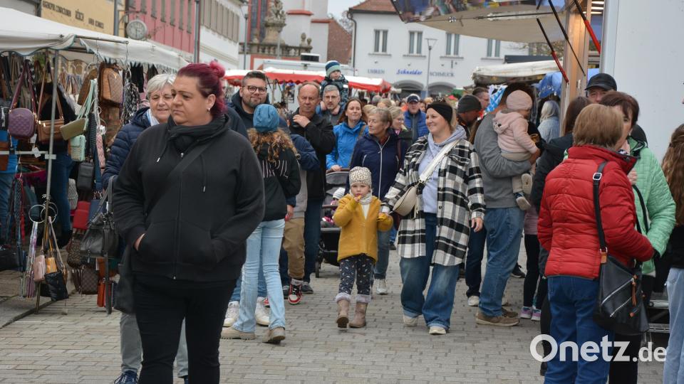 Viele Menschen schlenderten über den Tirschenreuther Marktplatz. Bild: jr